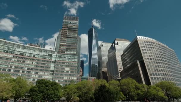 Zřízení záběru finanční čtvrti New York s výhledem na řeku Hudson z lodi NEW YORK CITY . — Stock video