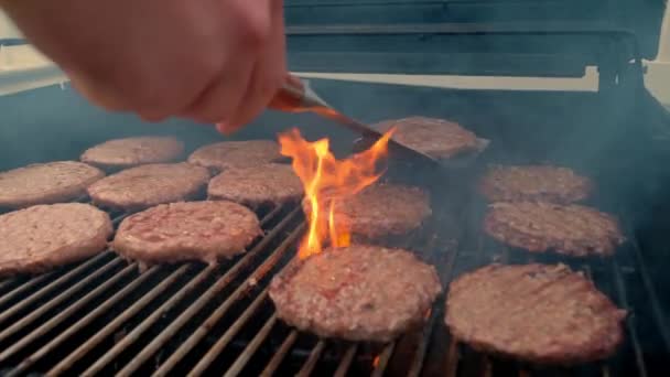 Amerikansk grillmat på varm grill med eld. Utomhusfest. slow motion — Stockvideo