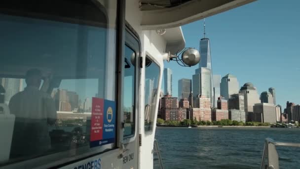 New York Şehri 'nde. New York 'un finans bölgesinin tekneden Hudson River manzarasını izliyoruz. — Stok video