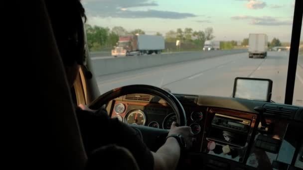 Vrachtwagenchauffeur rijdt naar bestemming lading. Vrachtwagen op weg op warme zomerdag. Trage beweging ultra brede fusie — Stockvideo