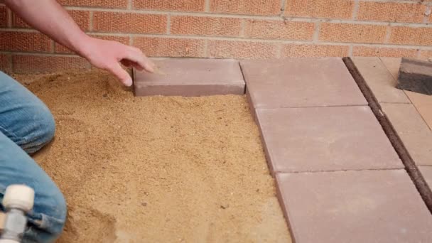 工人们把瓷砖铺在压在沙子上.慢动作 — 图库视频影像