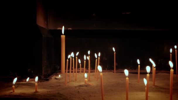 Brûler des bougies dans l'église. Gros plan — Video