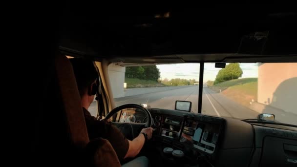Conductor de camión conduce a la carga de destino. Conducción de camiones en la carretera en el cálido día de verano. Futage ancho de cámara lenta — Vídeo de stock