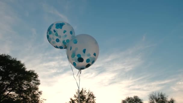 Widok dolny na balon na tle błękitnego nieba. Wolny ruch futage — Wideo stockowe