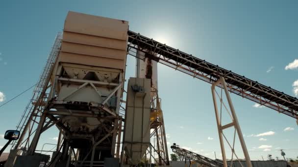 Edificios de fábricas de cemento y grandes embalses con materiales contra la ciudad industrial a pie de colinas. Amplio tiro — Vídeos de Stock