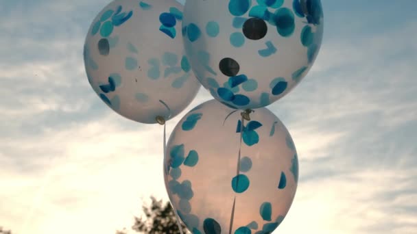 Nahaufnahme des Ballons vor blauem Himmel. Zeitlupen-Futage — Stockvideo
