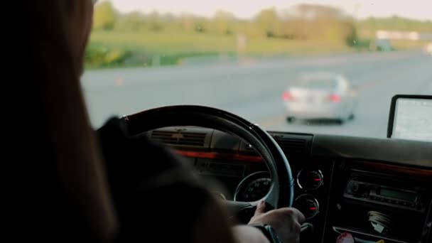 Kapatın. Kamyon şoförü hedef kargoya gidiyor. Sıcak bir yaz gününde yolda kamyon sürmek. Yavaş çekim — Stok video