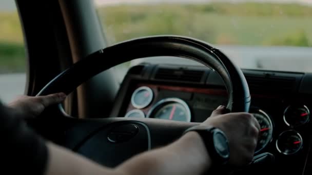 Kamyon şoförü hedef kargoya gidiyor. Sıcak bir yaz gününde yolda kamyon sürmek. Yavaş çekim. Yakın çekim. — Stok video