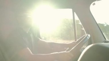 Kamyon şoförü hedef kargoya gidiyor. Sıcak yaz gününde yolda kamyon süren adam. Yavaş çekim gelecek