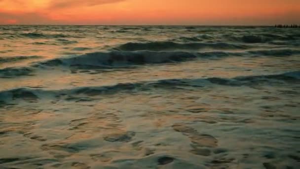 Primer plano del dramático amanecer en el mar. Movimiento lento del cielo ardiente y olas doradas brillantes. — Vídeos de Stock