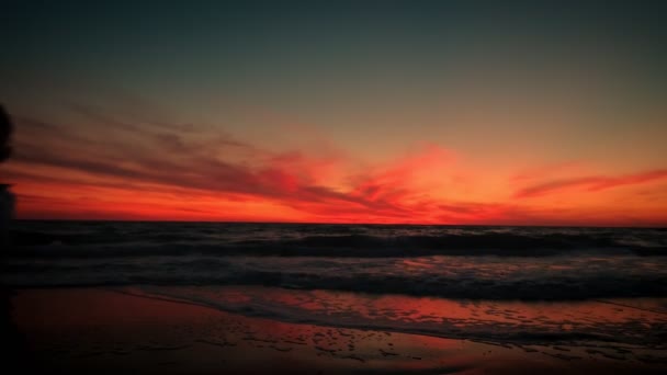 Wide view of Dramatic sea sunrise. Burning sky and shining golden waves. Slow motion — ストック動画