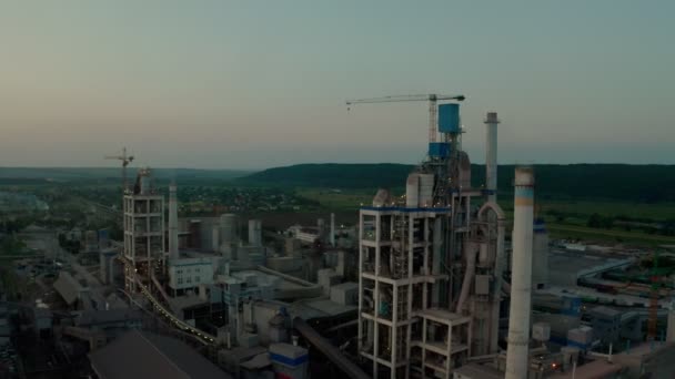 Zementwerk mit hoher Fabrikstruktur im Industriegebiet bei Sonnenuntergang. Drohnen-Zukunft — Stockvideo