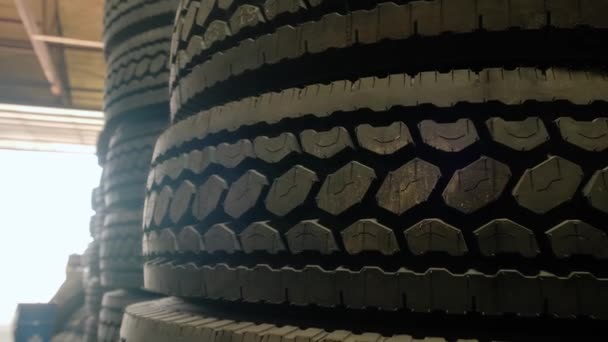 Reparationsverkstad för lastbilar. Närbild av hjul i ett servicecenter eller lager — Stockvideo