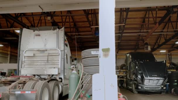 Loja de reparação de serviços de caminhão. Câmera se move para a pista em que está na oficina e esperando por reparos. Tiro largo — Vídeo de Stock