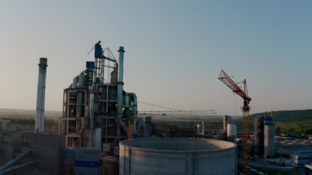 Cementárna s vysokou tovární strukturou v průmyslové výrobní oblasti při západu slunce. Letecký letoun pohled 4k — Stock video