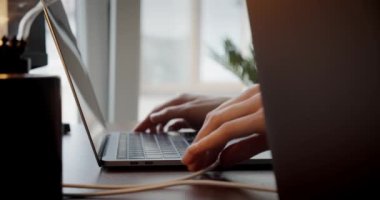 Kadın eller kabloyu ofis masasındaki bilgisayara bağlar çevrimiçi çalışır, görüntüyü kapat
