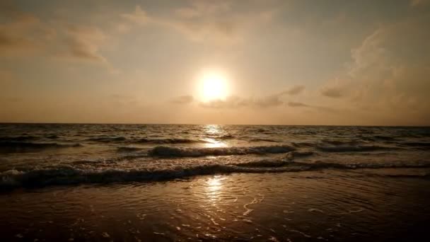 Ultra Amplia toma de sol de mar. Movimiento lento del cielo ardiente y olas doradas brillantes. — Vídeos de Stock