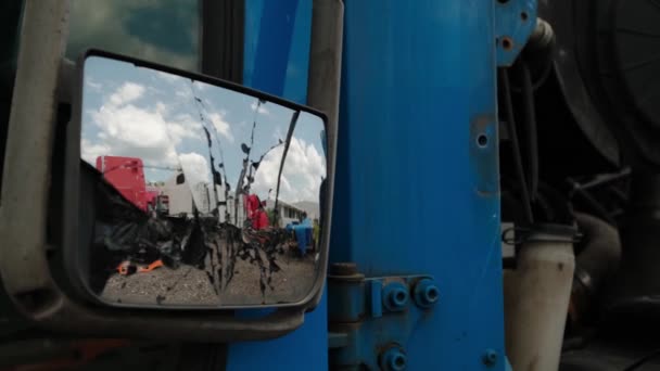 Close-up zicht op spiegel Oude Gebroken Vrachtwagen in een Schroot Yard in de buurt van de stad — Stockvideo