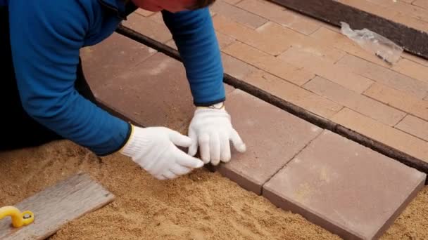 专业工人把瓷砖铺在压在沙子上.慢动作顶视图拍摄 — 图库视频影像