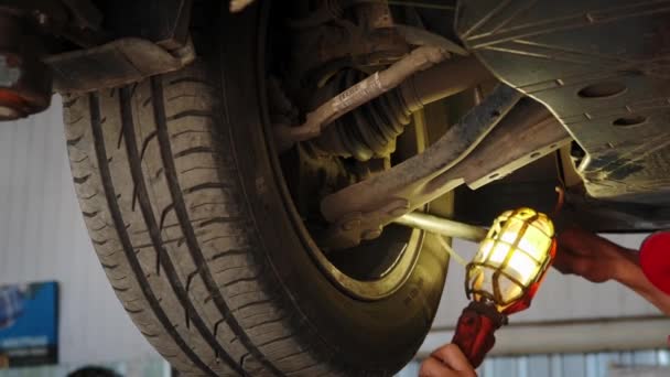 Close-up weergave van de auto ophanging dienst in onderhoud auto garage — Stockvideo