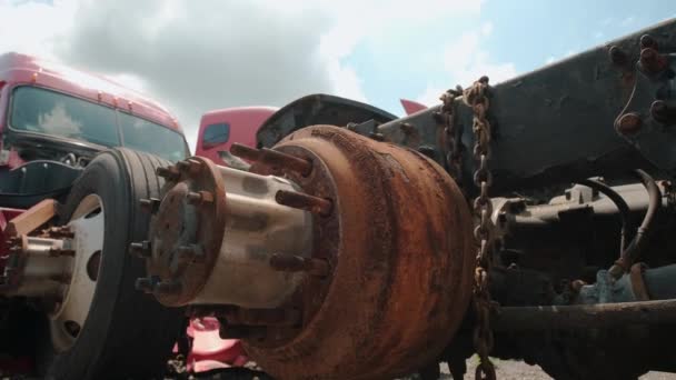 Van dichtbij bekijken van onderdelen Oude Gebroken Vrachtwagen in een vuilnisbelt bij de stad — Stockvideo