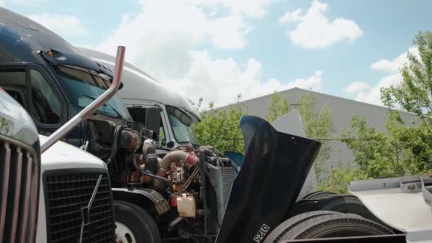 城市附近一座废车场内的破车零件特写 — 图库视频影像