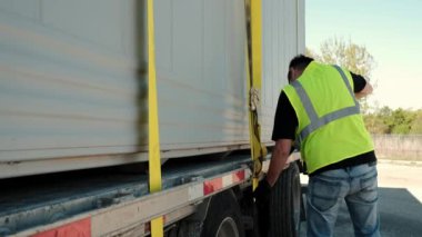 Kargo sevkiyatının yakın görüntüsü. Erkek işçiler kamyonu yükler. Geleceği kapat