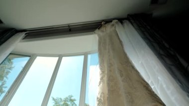 Pencerede Gelinlik, kamerayı oynat