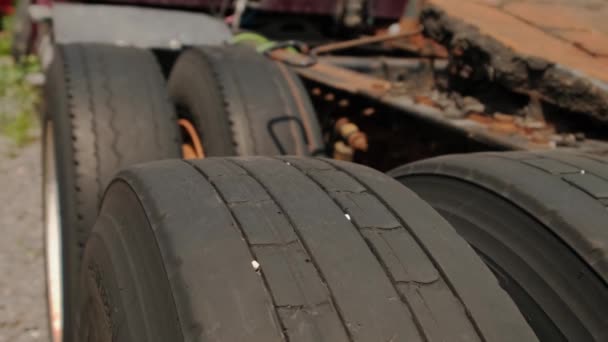 Primer plano de piezas Elementos Old Broken Truck en un depósito de chatarra cerca de la ciudad — Vídeos de Stock