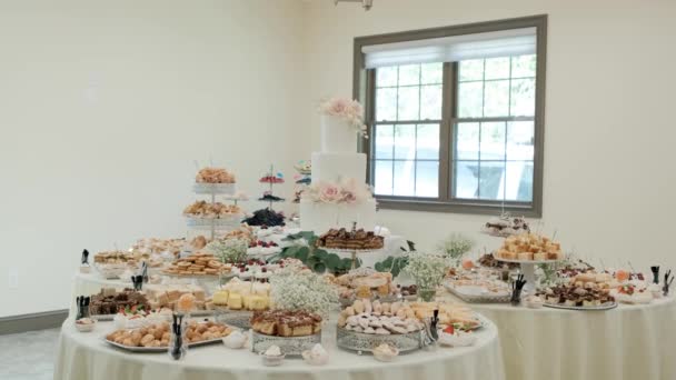 Candy Bar Wedding, buffet de caramelos en una cámara de movimiento de boda — Vídeo de stock