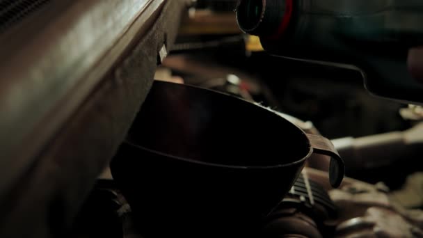 Primo piano colpo di olio Pours nel motore nel garage di manutenzione auto — Video Stock