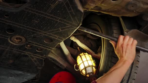Close-up shot van auto ophanging dienst in onderhoud auto garage — Stockvideo