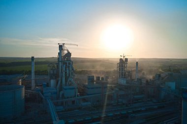 Gün batımında endüstriyel üretim alanında yüksek fabrika yapısına sahip çimento fabrikası. Drone fotoğraf sürüm 5