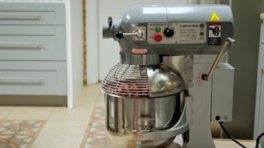 Üretimde mekanik karıştırma makinesi, ürünü yoğurur