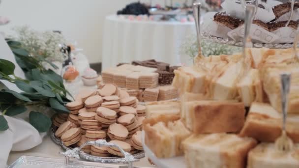 Close-up uitzicht op Candy Bar Bruiloft, snoep buffet op een bruiloft verplaatsen camera — Stockvideo