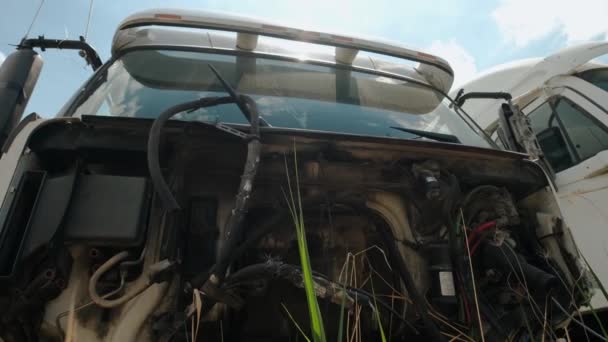 Close-up shot van elementen cabine Old Broken Truck in een vuilnisbelt in de buurt van de stad — Stockvideo