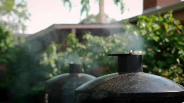 Vista de cerca de Fumar, mucho humo saliendo de la luz — Vídeos de Stock