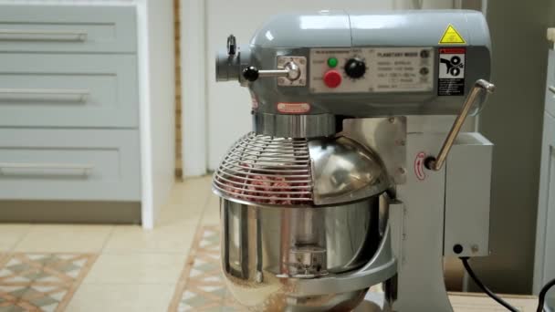 Üretimde mekanik karıştırma makinesi, ürünü yoğurur — Stok video