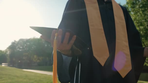 Нагородження аспіранта, який тримає капелюх у руці — стокове відео