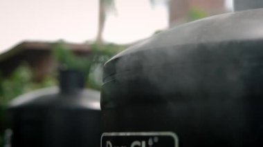 Sigara içerken yakın çekim, çok fazla duman çıkıyor.