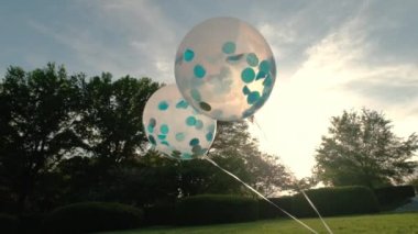 Mavi gökyüzünün arka planında Balon 'un yakın görüntüsü. Yavaş çekim futage 4k