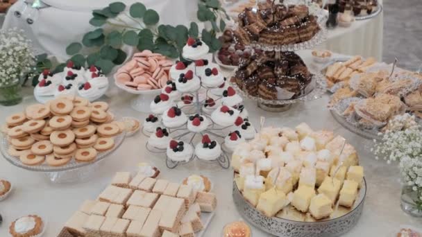 Vista de cerca de Candy Bar Wedding, buffet de dulces en una cámara de movimiento de boda 4k — Vídeo de stock