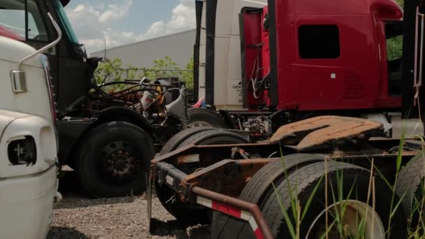 Närbild bild av stuga Gamla trasiga lastbil i en skrot Yard nära staden flytta kamera — Stockvideo
