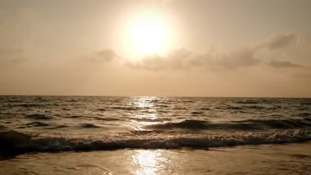 Vue d'ensemble du lever du soleil de la mer d'or. Mouvement lent du ciel brûlant et des vagues dorées brillantes. — Video