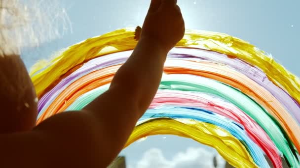 Pittura arcobaleno alla finestra di casa. Restate a casa Campagna sui social media per la prevenzione del coronavirus, nella giornata di sole Close up — Video Stock