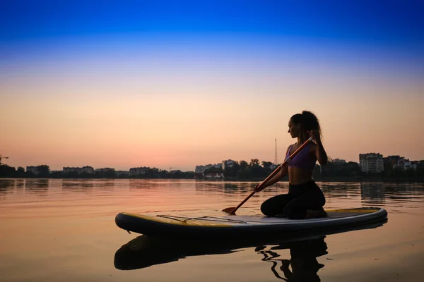 Tramonto, Donna silhouette sul lago Stand Up Paddle Board SUP, Versione 2 — Foto Stock