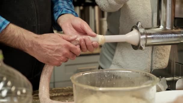 Chiudete. Salsiccia processo di fabbricazione macchina manuale della fabbrica di carne — Video Stock