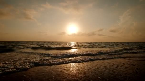 Ultra Wide shot of Golden sea sunrise. Movimiento lento del cielo ardiente y olas doradas brillantes. — Vídeos de Stock