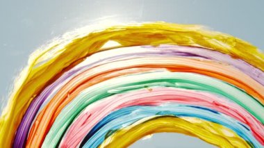 Gökkuşağı ev penceresinde. Güneşli bir günde, Coronavirus önleme kampanyası için sosyal medya kampanyasında evde kalın.