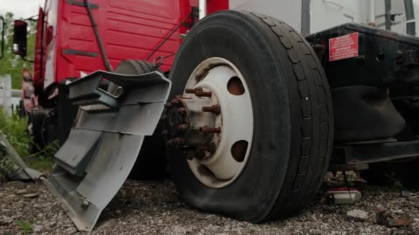 Nombreuses pièces Vieux camion cassé dans un parc à ferraille près de la ville Fermer. — Video